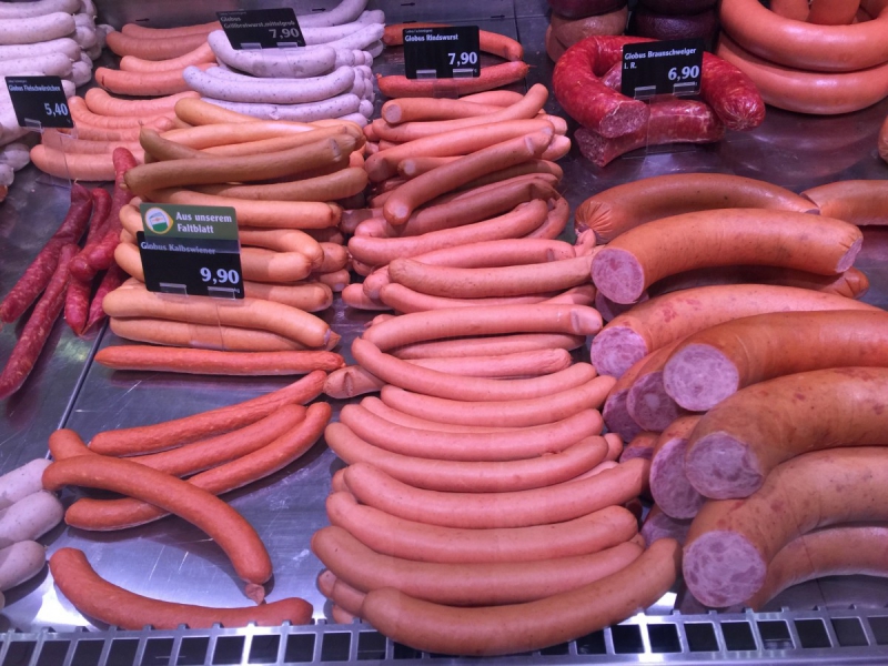 charcuterie-COLLOBRIERES-min_sausages_meat_butchery-1069321